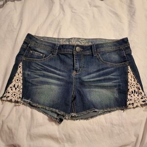 Vanilla Star 15 Juniors frayed Jean shorts with crochet lace